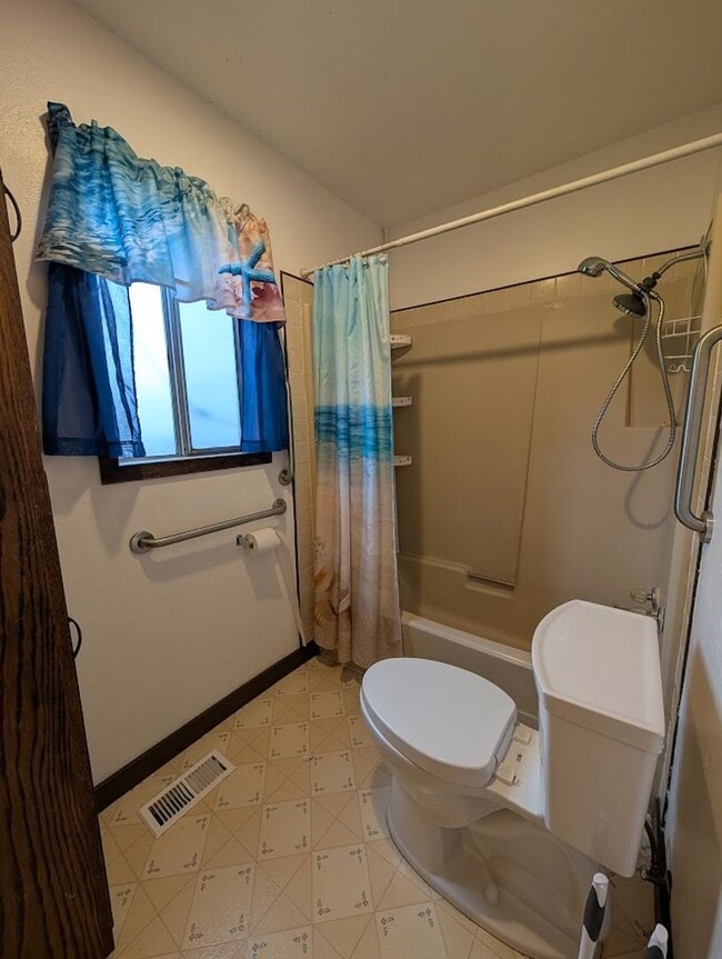 Building Photo - 3 bed 1 bath Orchards House