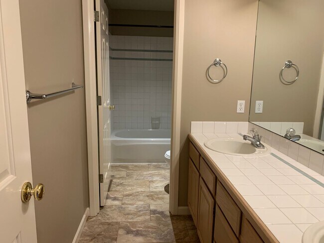 Building Photo - Location location 4 bedroom, 2.5 bath in t...