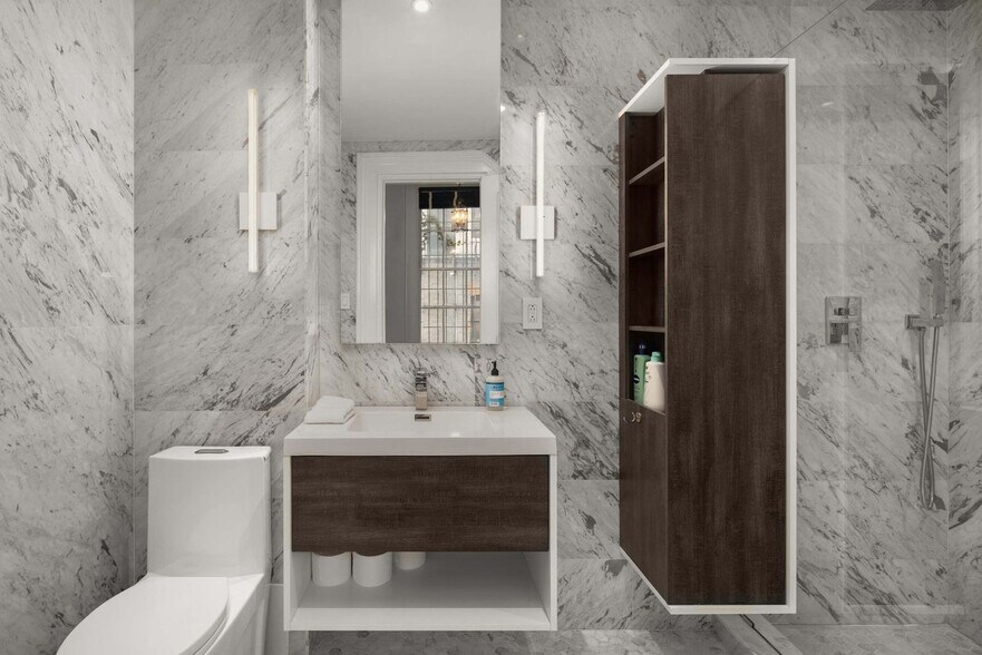 Building Photo - 3 E 9th St