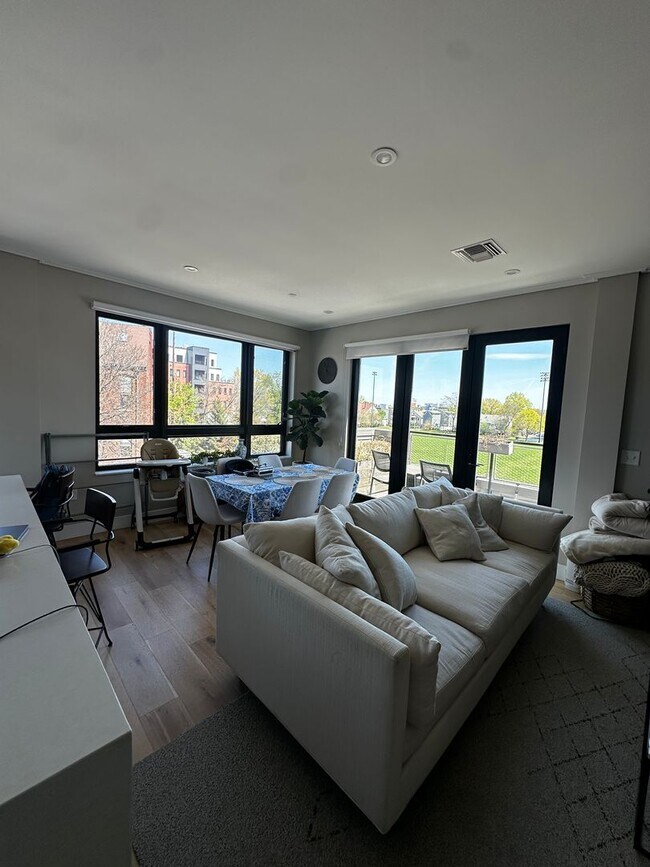 Building Photo - Spacious 2 Bed, 2 Bath Luxury Condo with Downtown Boston Views