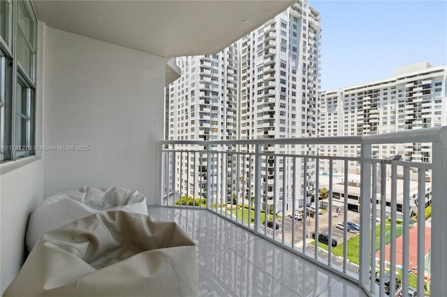Building Photo - 18081 Biscayne Blvd