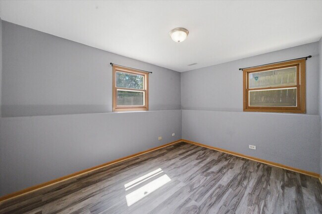 Building Photo - Move-In Ready Split-Level with Open Floor Plan