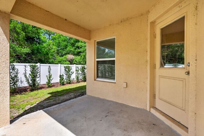 Building Photo - 3BR Townhome in Tavares with Open Floor Plan & Community Playground