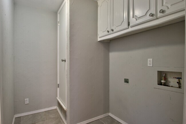 Building Photo - Large 3 bed/2 bath with BONUS ROOM in Yukon!