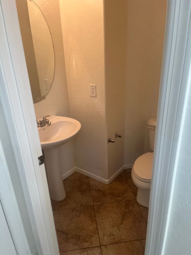 Building Photo - 3 Bed 2.5 New Carpets and Paint!