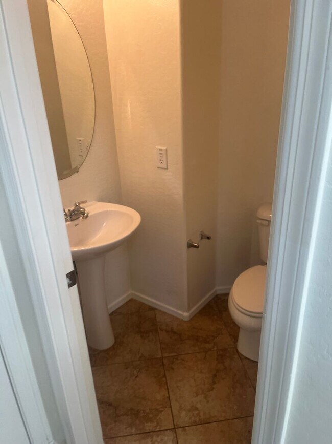 Building Photo - Welcome to this beautifully maintained home in one of Gilbert’s most sought-after communities.