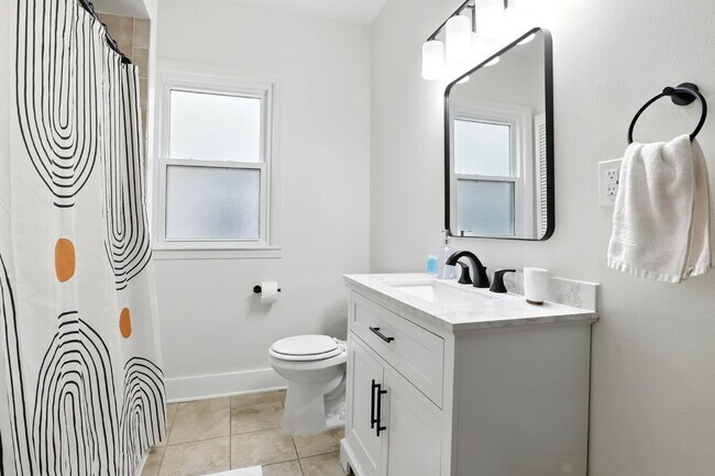 Building Photo - Fully Furnished 3-Bedroom Main-Floor Apartment in North Buffalo