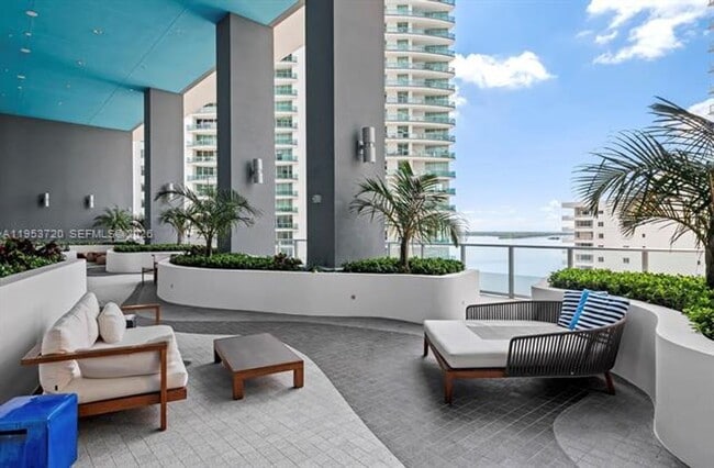 Building Photo - 1300 Brickell Bay Dr