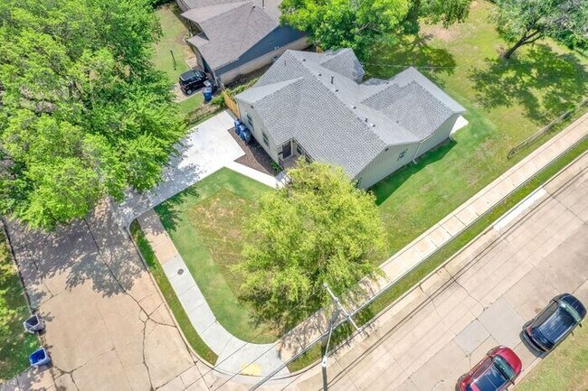 Building Photo - Stunning 3-Bedroom Home with Modern Upgrades in Tulsa