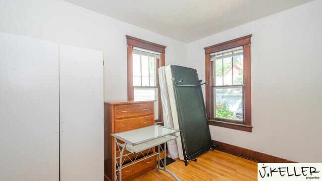 Building Photo - 931 Dewey Ave