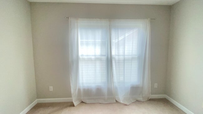 Building Photo - Room in House on Legendary Ln