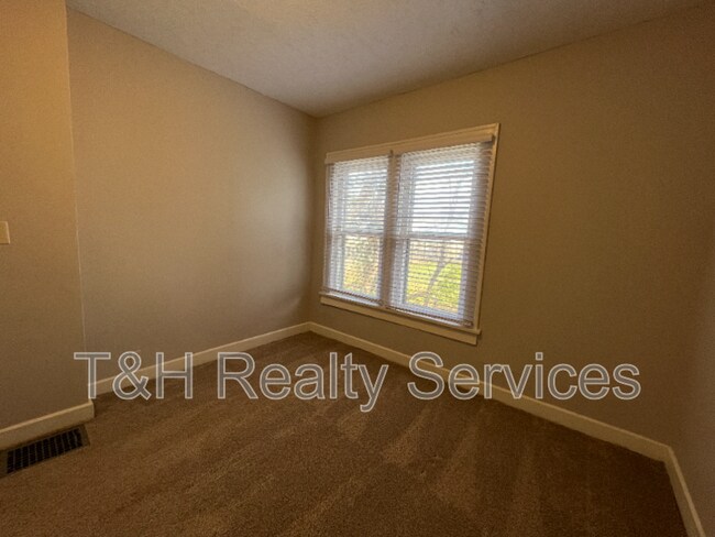 Building Photo - 5956 E Beechwood Ave