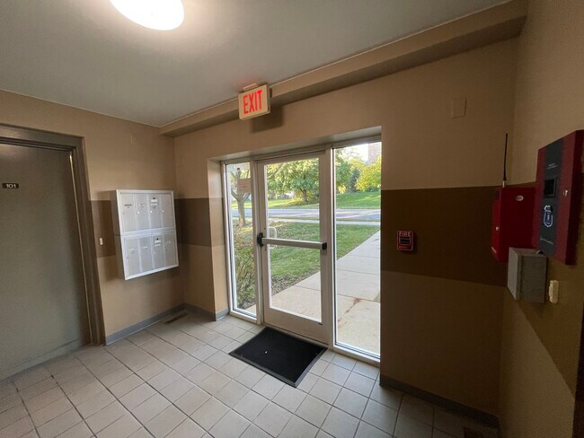 Building Photo - 520 Pershing Ave