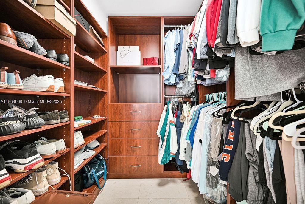 Building Photo - 1155 Brickell Bay Dr