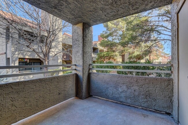 Building Photo - Fully furnished Condo in a great location!