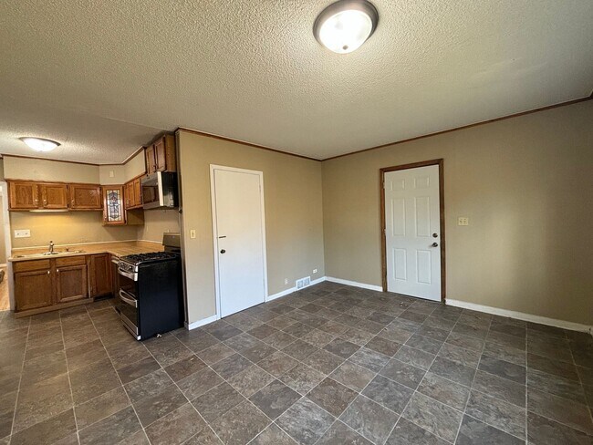 Building Photo - 4 bedroom, 2 bathroom home in the peaceful community of Mahtomedi access to White Bear Lake