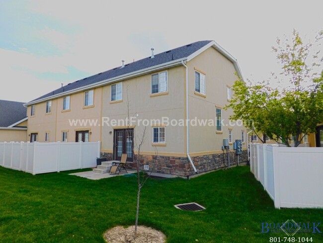 Building Photo - Beautiful 3 Bedroom Townhome End Unit in D...