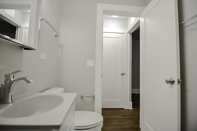 Building Photo - 817 W Lakeside Pl