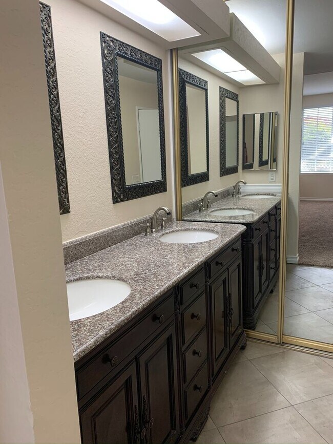 Building Photo - 2 bed / 2 bath unit in RSM available August 6th!!