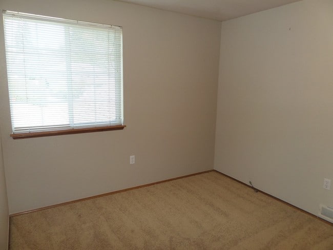 Building Photo - Fabulous 4 Bedroom Home with Gorgeous Fenc...