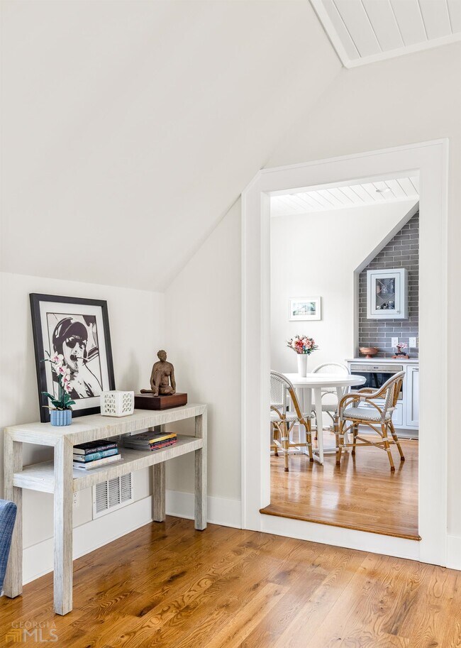 Building Photo - 3312 W Shadowlawn Ave NE