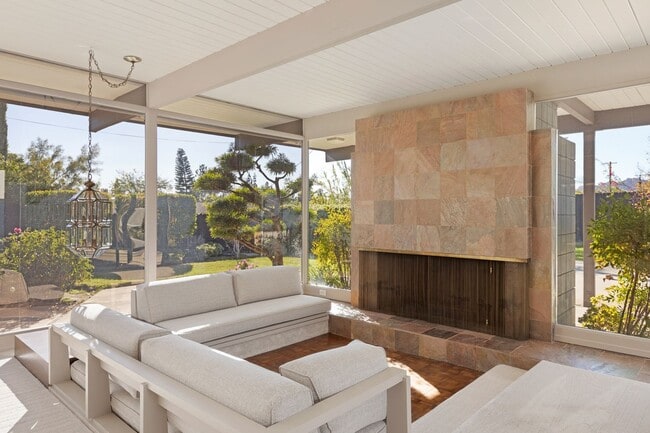 Building Photo - Stunning Mid-Century Modern 4 BR 3 BA with Bonus Room and Office