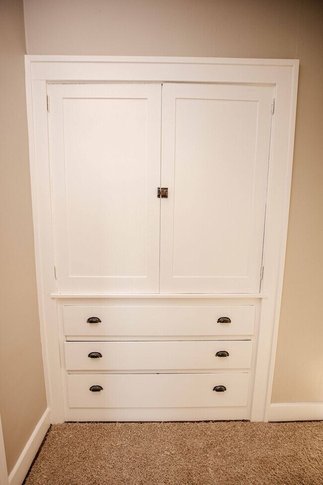 Building Photo - 1452 Rollins Rd