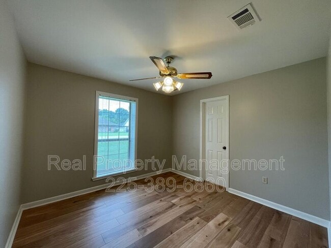 Building Photo - 2422 Riverside Dr
