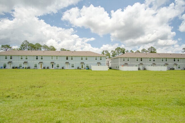 Building Photo - Spacious North Pensacola Townhome Featuring Modern Finishes, Granite Kitchen, Private Garage, Com...