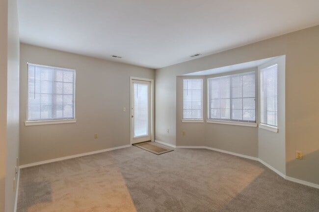 Building Photo - Charming, Updated Condo in Prime Downtown Traverse City Location!