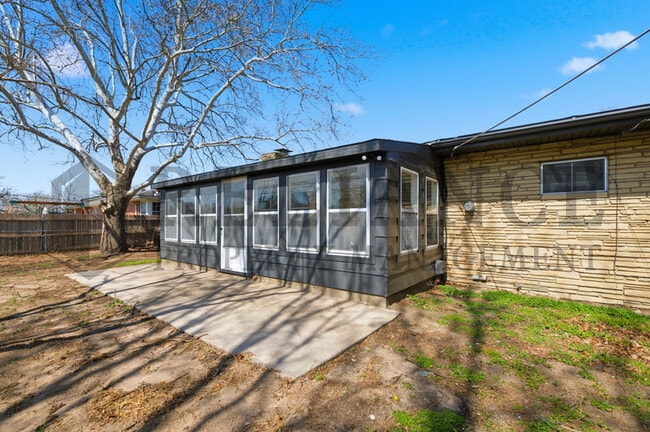 Building Photo - 2541 W Benjamin Dr