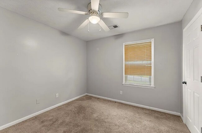 Building Photo - 4-bedroom, 2-bath home in the sought-after Autumn Ridge neighborhood