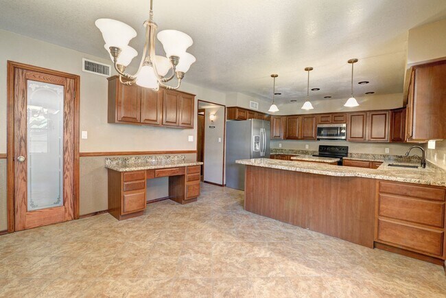 Building Photo - HUGE House In Tempe Close to ASU