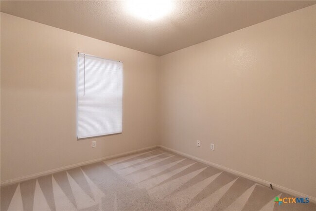 Building Photo - 2203 Maedell Dr