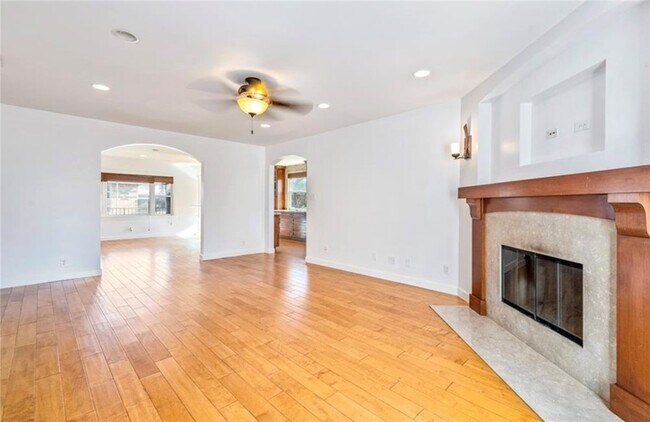 Building Photo - 4759 Hackett Ave