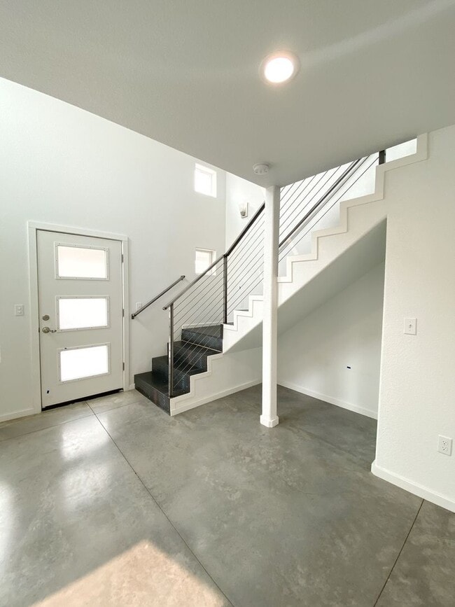 Building Photo - 541 Sinclair St