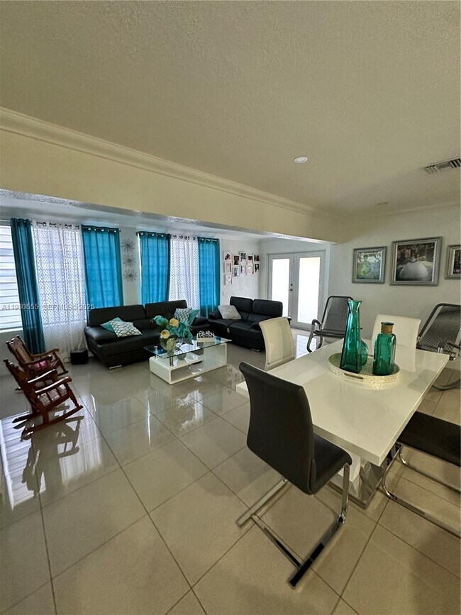 Building Photo - 5010 E 1st Ave