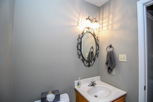 Building Photo - Beautiful Single Family Home located in South Columbia
