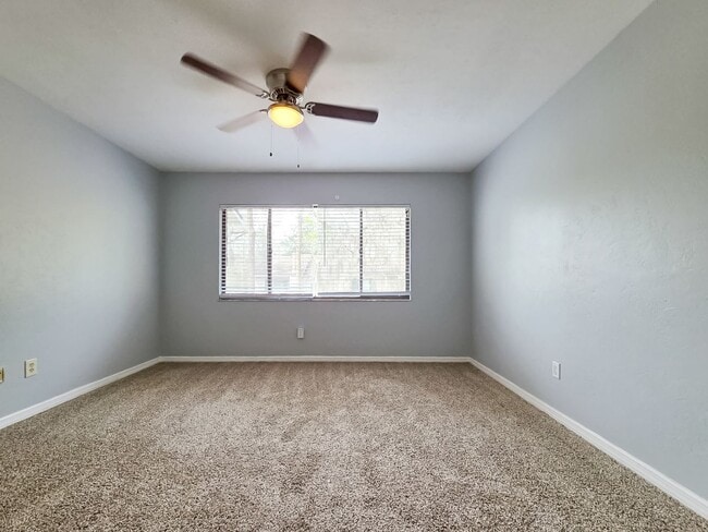 Building Photo - Adorable 2/1.5 in Shellrock Villas