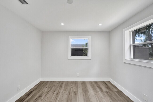 Building Photo - 5601 SW 36th Ct