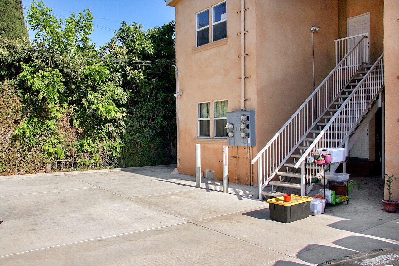 Building Photo - 6071 1/2 Pickford St