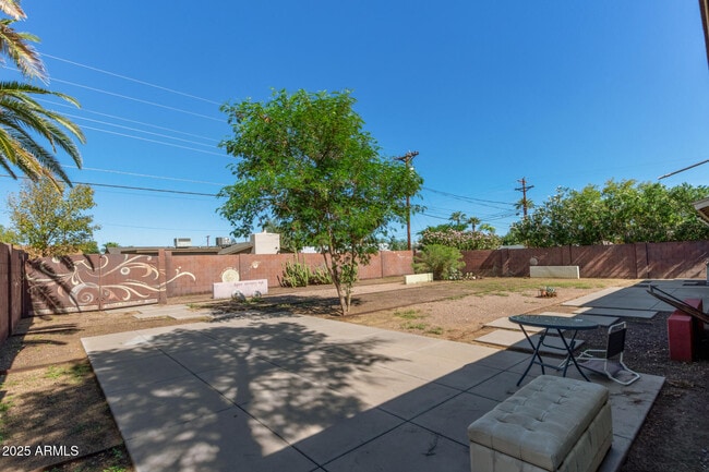 Building Photo - 6744 E Vernon Ave