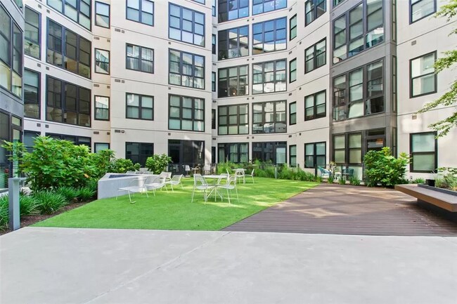 Building Photo - 800 Embassy Dr