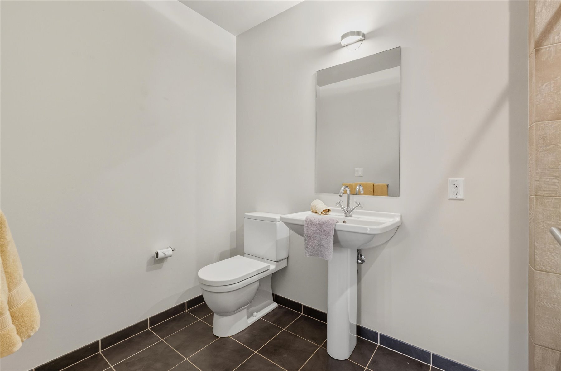 Secondary Primary En-Suite - 410 Acoma St