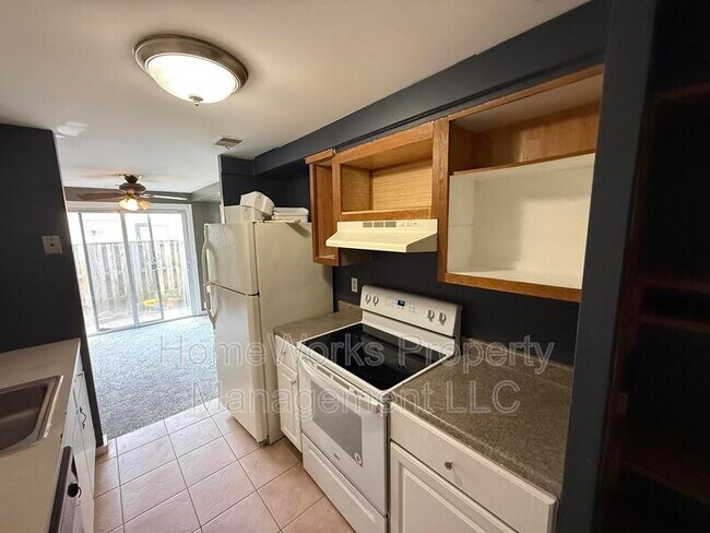 Building Photo - 554 West Ct