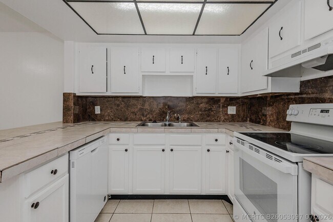 Building Photo - 8830 W Sample Rd