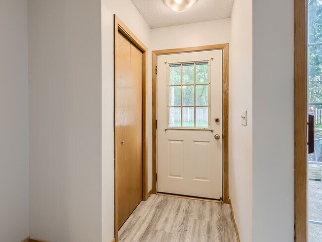 Building Photo - Blaine Townhome