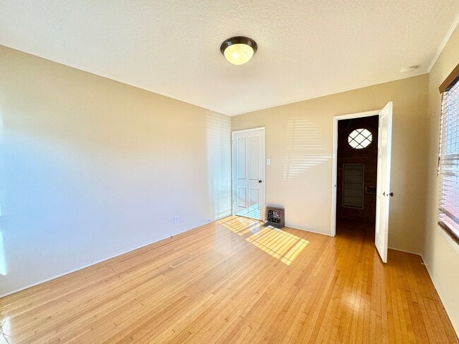 Building Photo - Naples Island Gem!