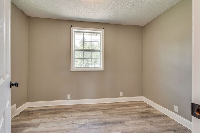 Building Photo - 3 Bed/2 Bath fully Renovated House