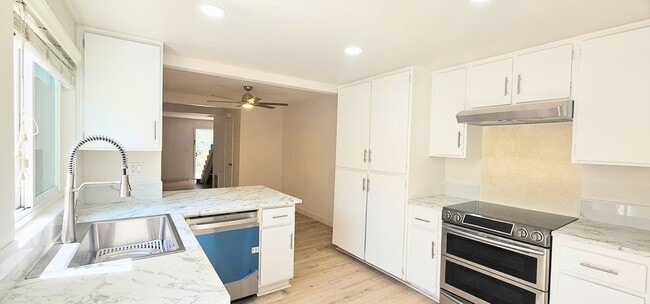 Building Photo - Gorgeous Remodeled 3bed 3bath 2 car garage...